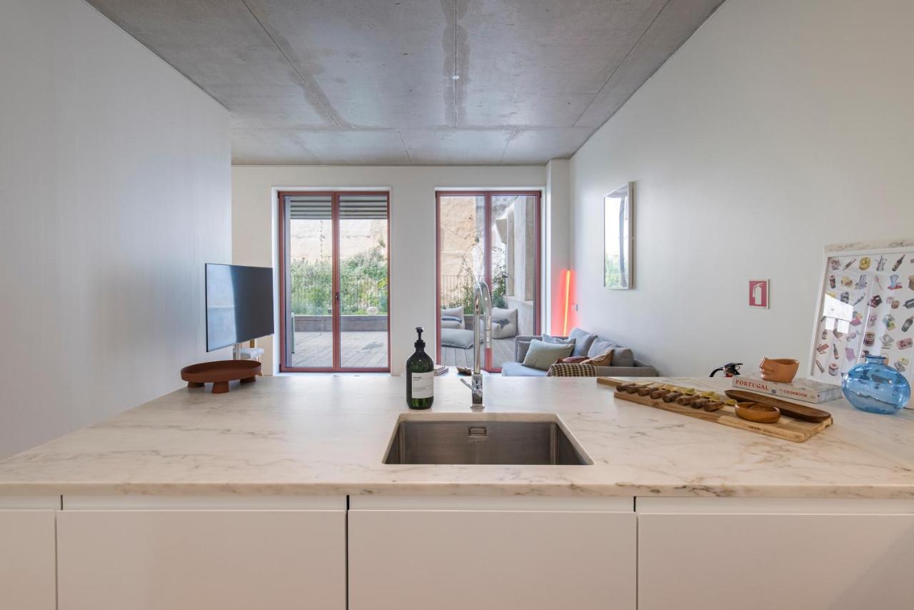 Deluxe 2Bdr Apartment W/ Patio By Lovelystay Lisbona Esterno foto