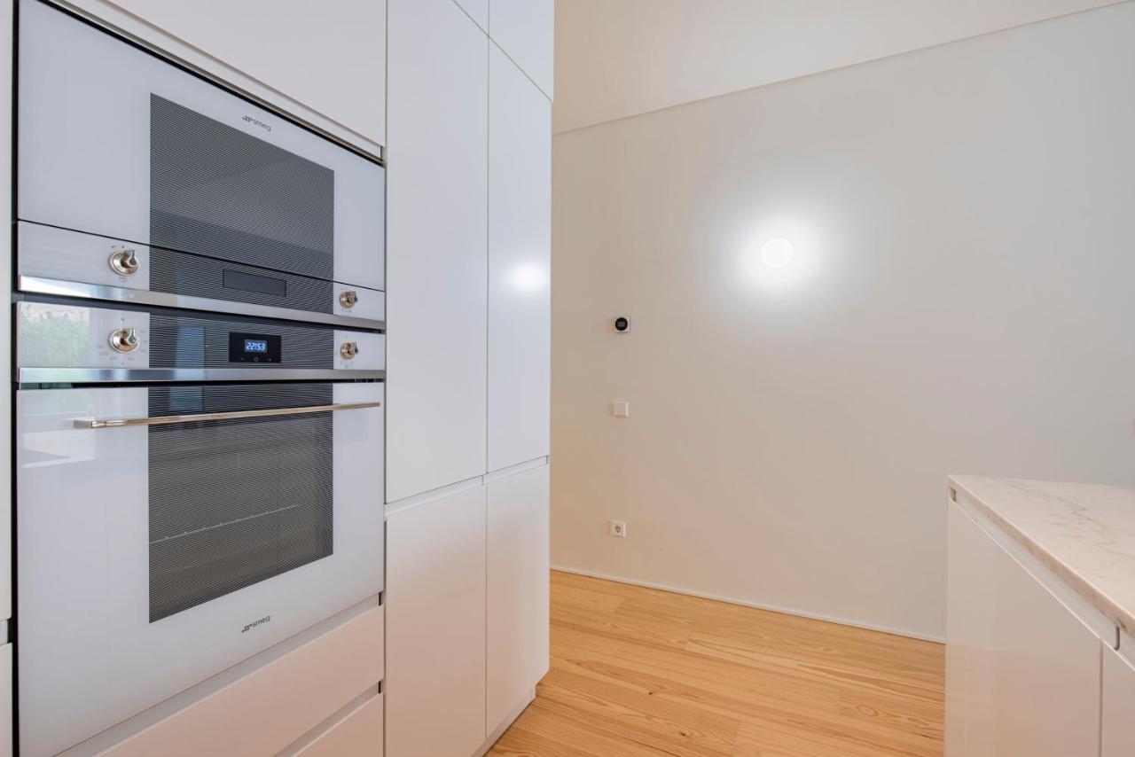 Deluxe 2Bdr Apartment W/ Patio By Lovelystay Lisbona Esterno foto