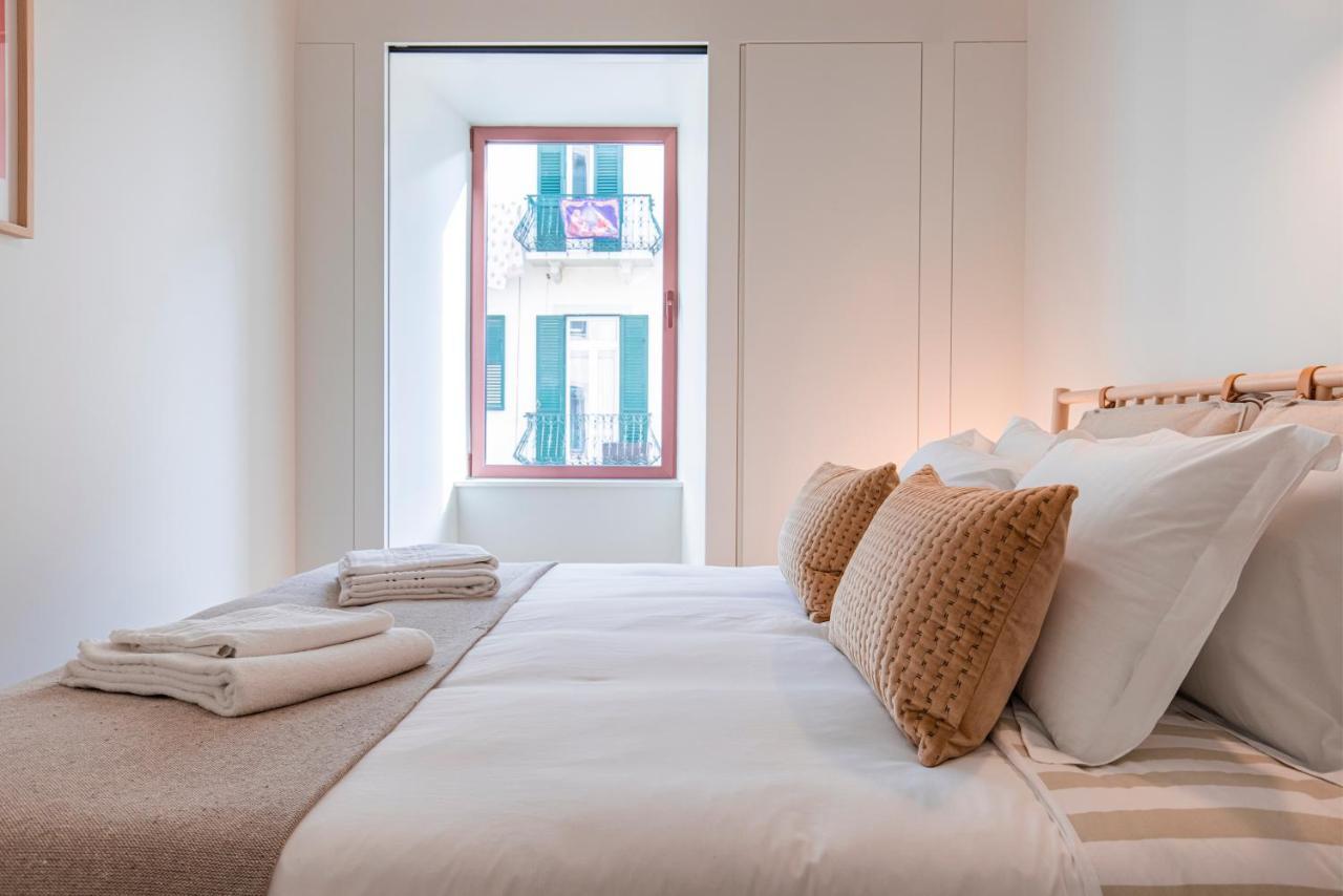 Deluxe 2Bdr Apartment W/ Patio By Lovelystay Lisbona Esterno foto